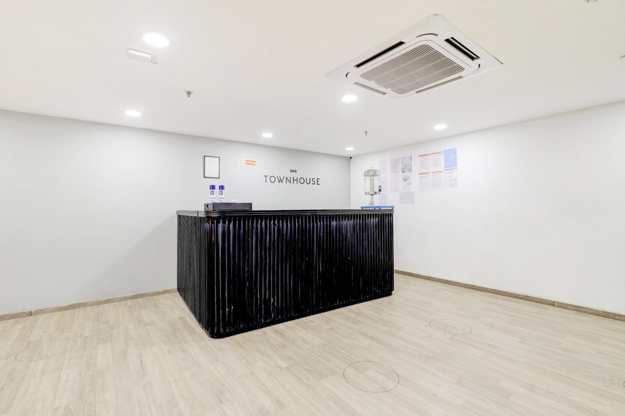 Super Townhouse Rajyash Rise Hotel Sarkhej Ngoại thất bức ảnh