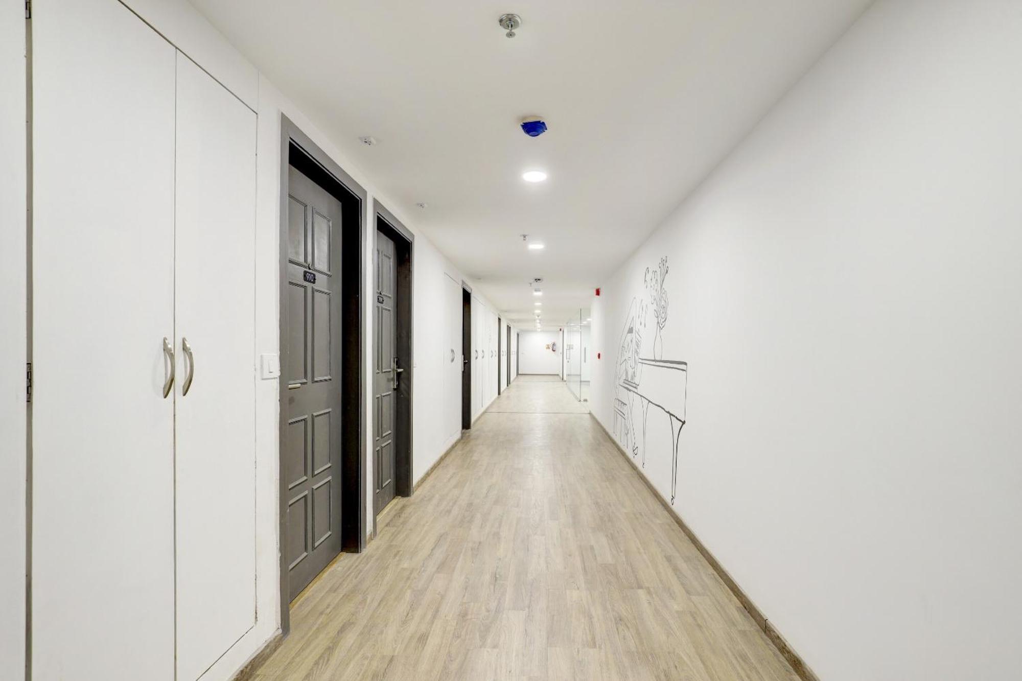 Super Townhouse Rajyash Rise Hotel Sarkhej Ngoại thất bức ảnh